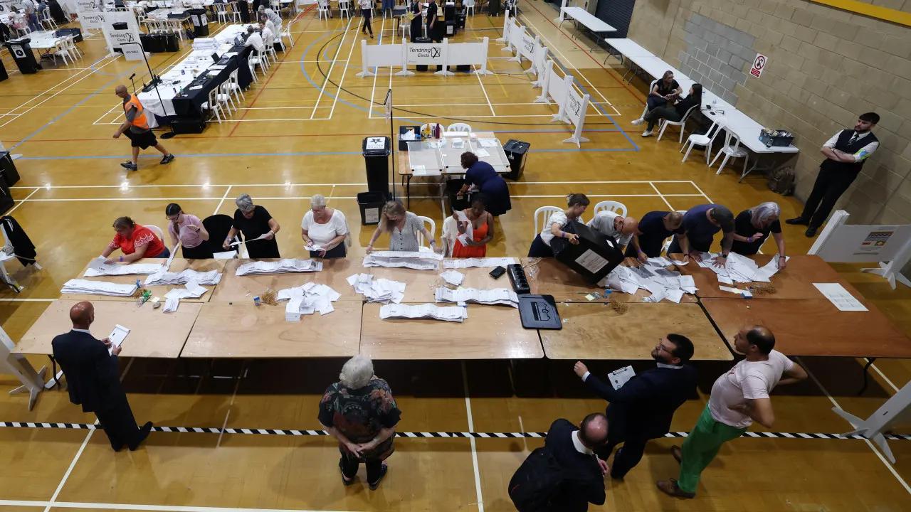 Líder populista britânico Farage reivindica reeleição como deputado