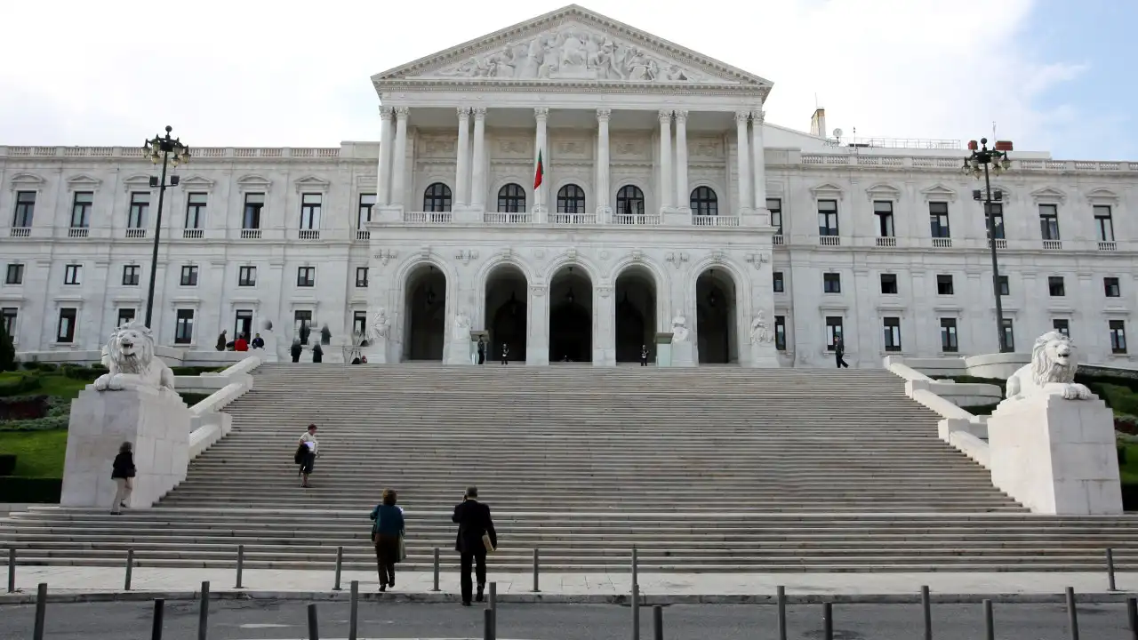 Associações de imigrantes juntam-se frente à Assembleia da República