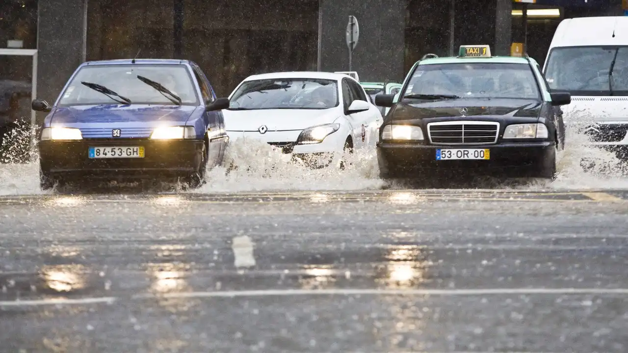 Vai conduzir sob chuva? Atenção a estes conselhos da PSP