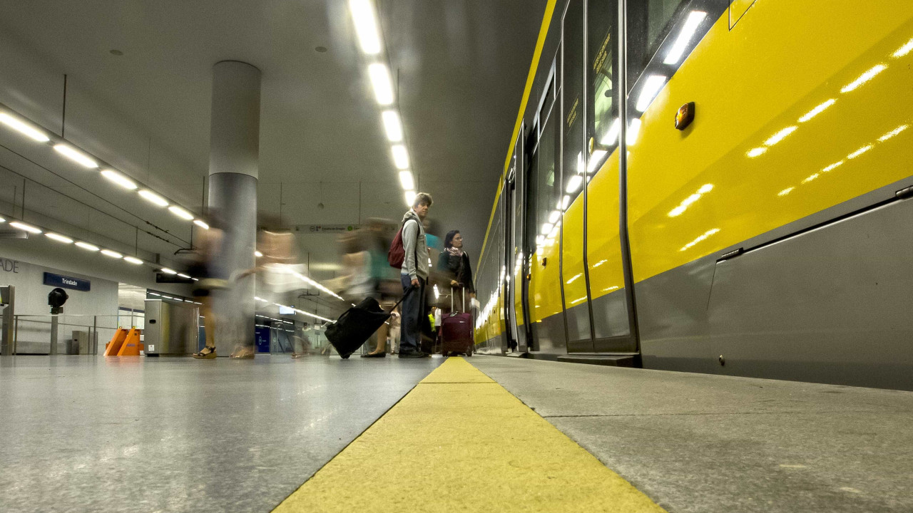 Esqueceu-se da carteira e metro emprestou-lhe dinheiro para pagar viagem