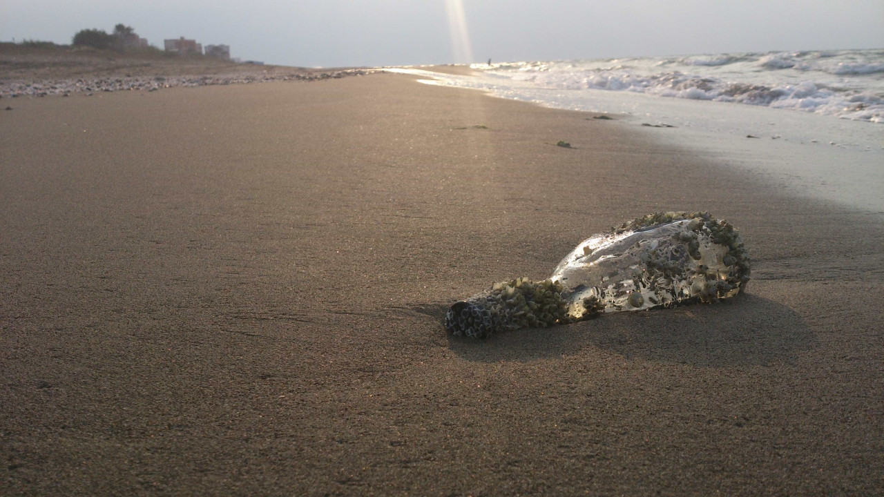 Limpava lixo na praia... e encontrou garrafa com mensagem de há 40 anos