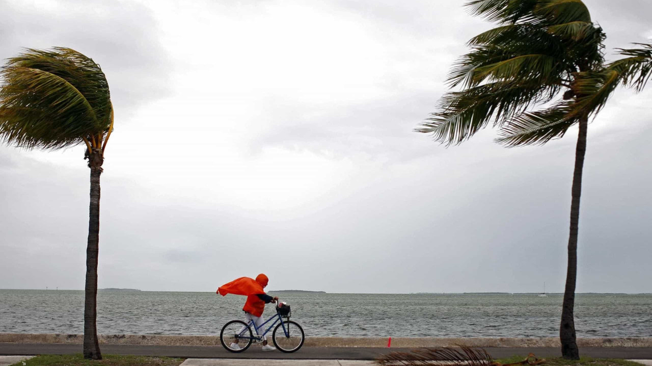 Tempestade tropical Hone evolui para furacão na aproximação ao Havai