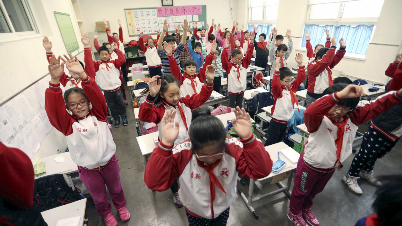 Chineses reduzem vagas para professores face a queda da natalidade