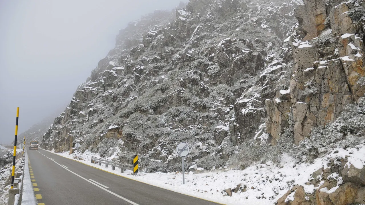 Neve corta estradas na Serra da Estrela