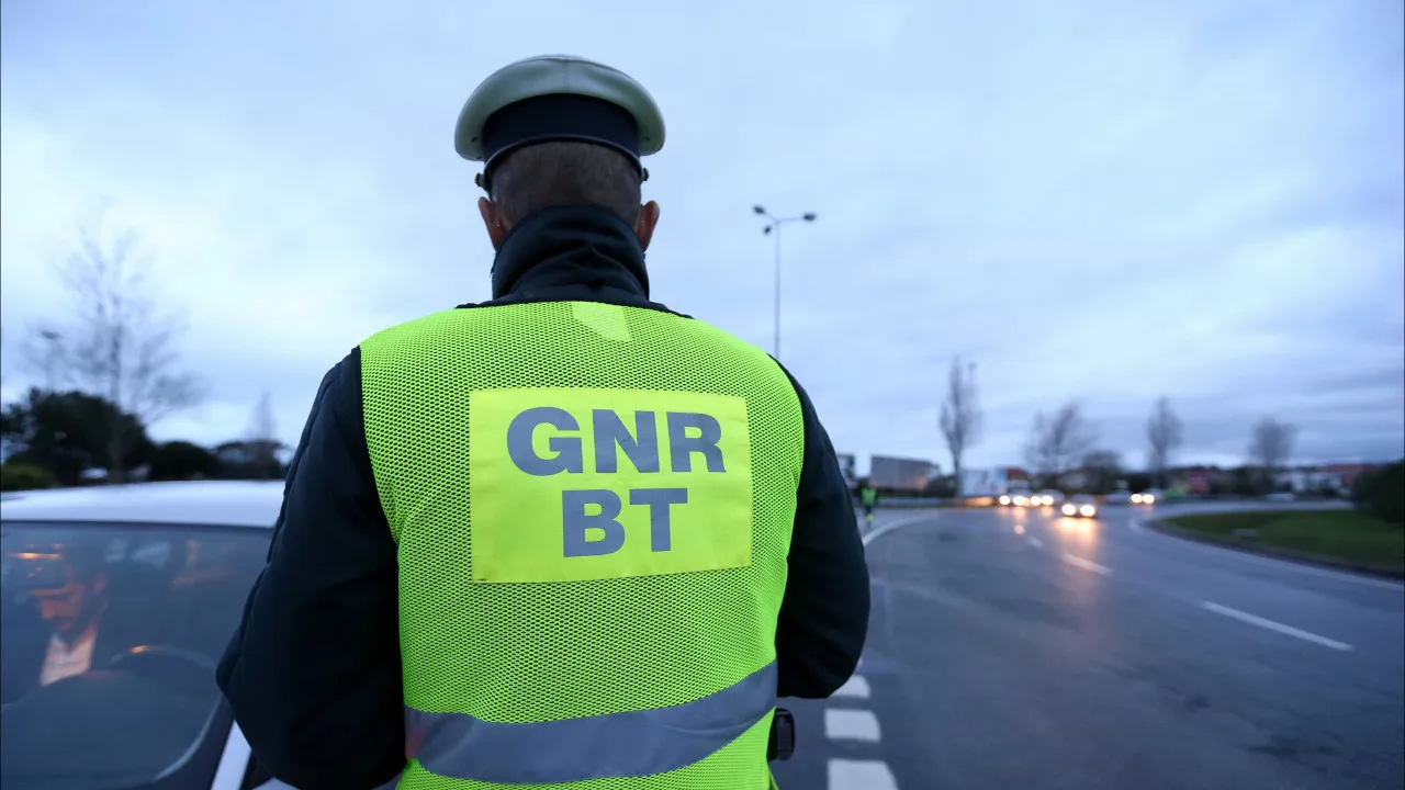 Condutor 'apanhado' a fugir de operação da GNR na A28 em contramão