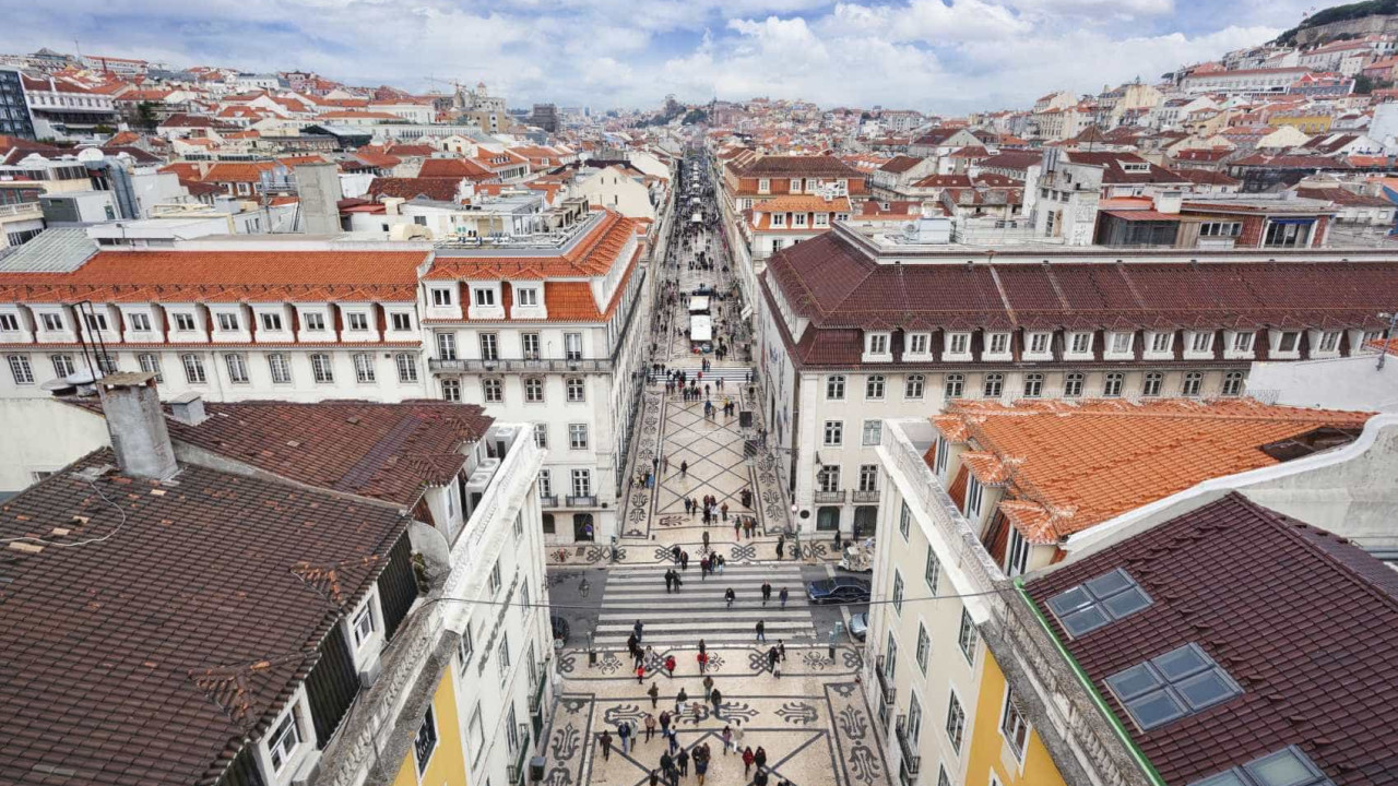 Polícia fora de serviço ajuda a travar assaltante na baixa de Lisboa