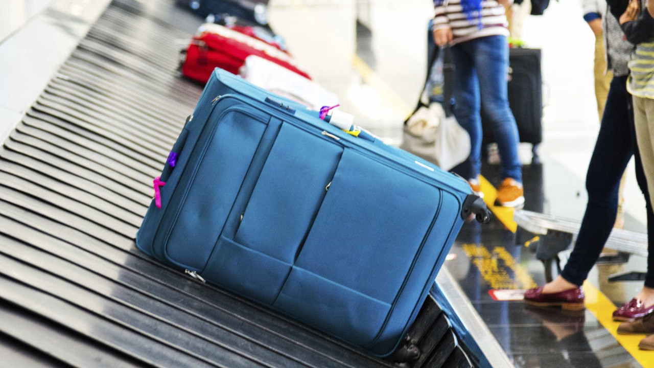 Espanha. Funcionários de aeroporto detidos por roubarem produtos de malas