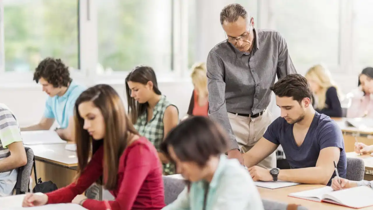 Falta de docentes é problema global. Por que é uma profissão indesejada?