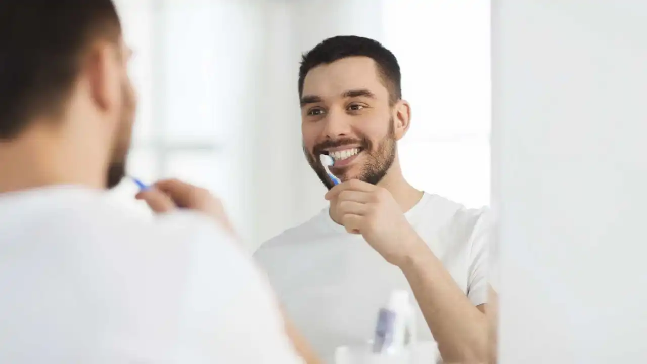 Quanto tempo deve esperar para escovar os dentes depois de comer?