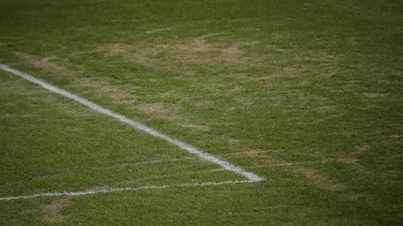 Charlie Watson continua a jogar futebol mesmo tendo um cancro na pele