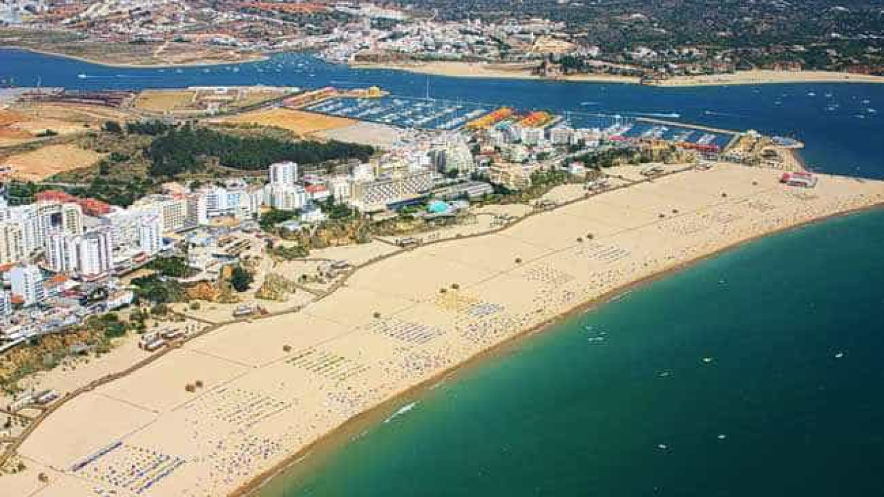 Mulher encontrada morta em areal de praia de Portimão. PJ a investigar