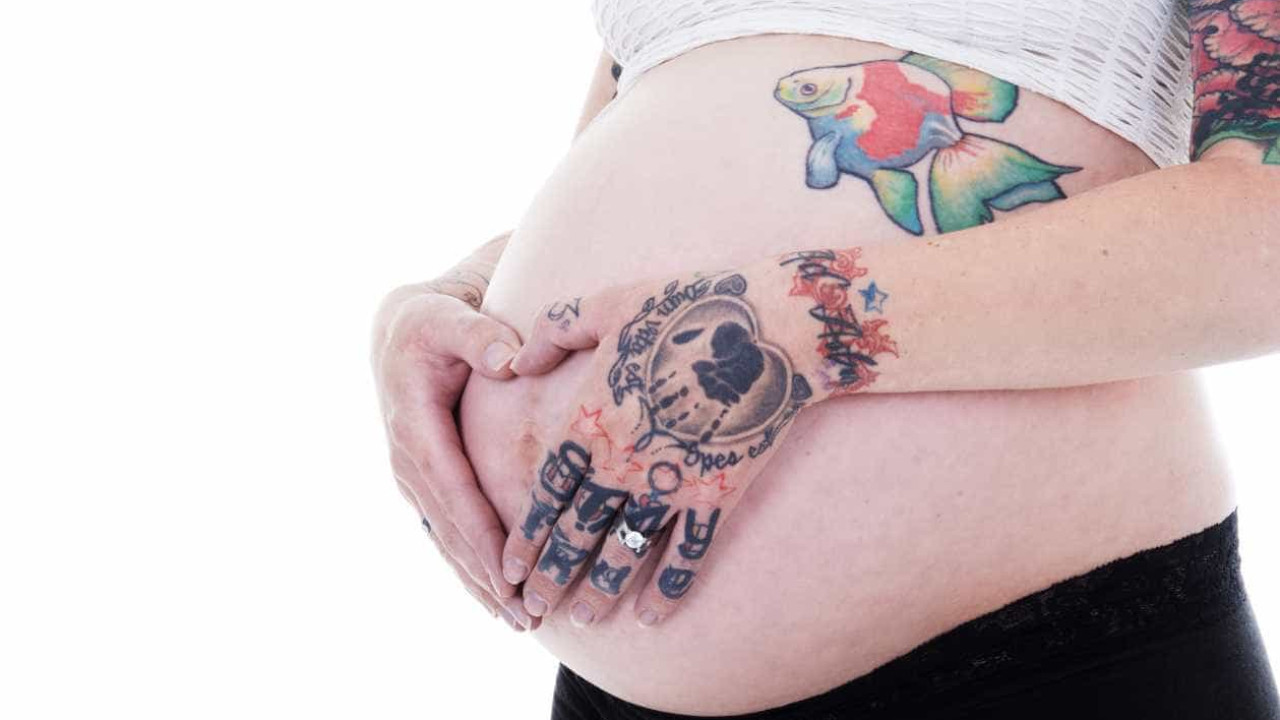Тату беременности можно. Татуировки на беременных. Беременные с тату. Тату на животе беременной.