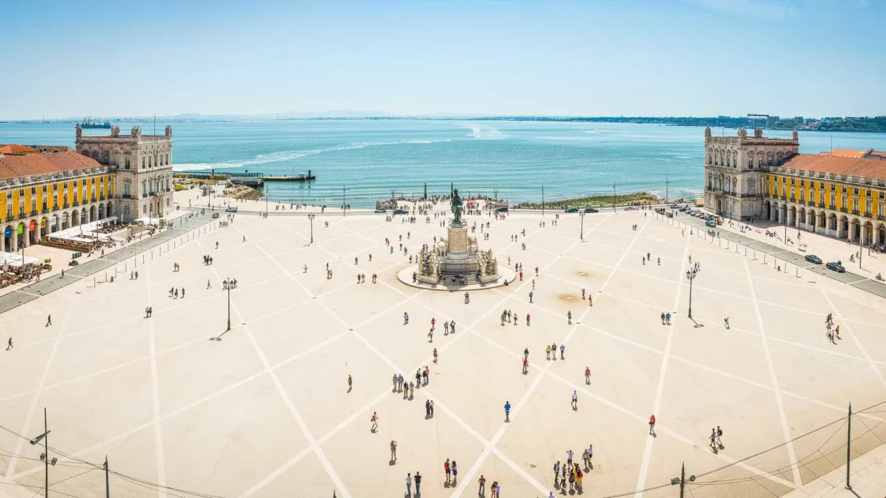 Empregado de restaurante na Praça do Comércio agredido com faca