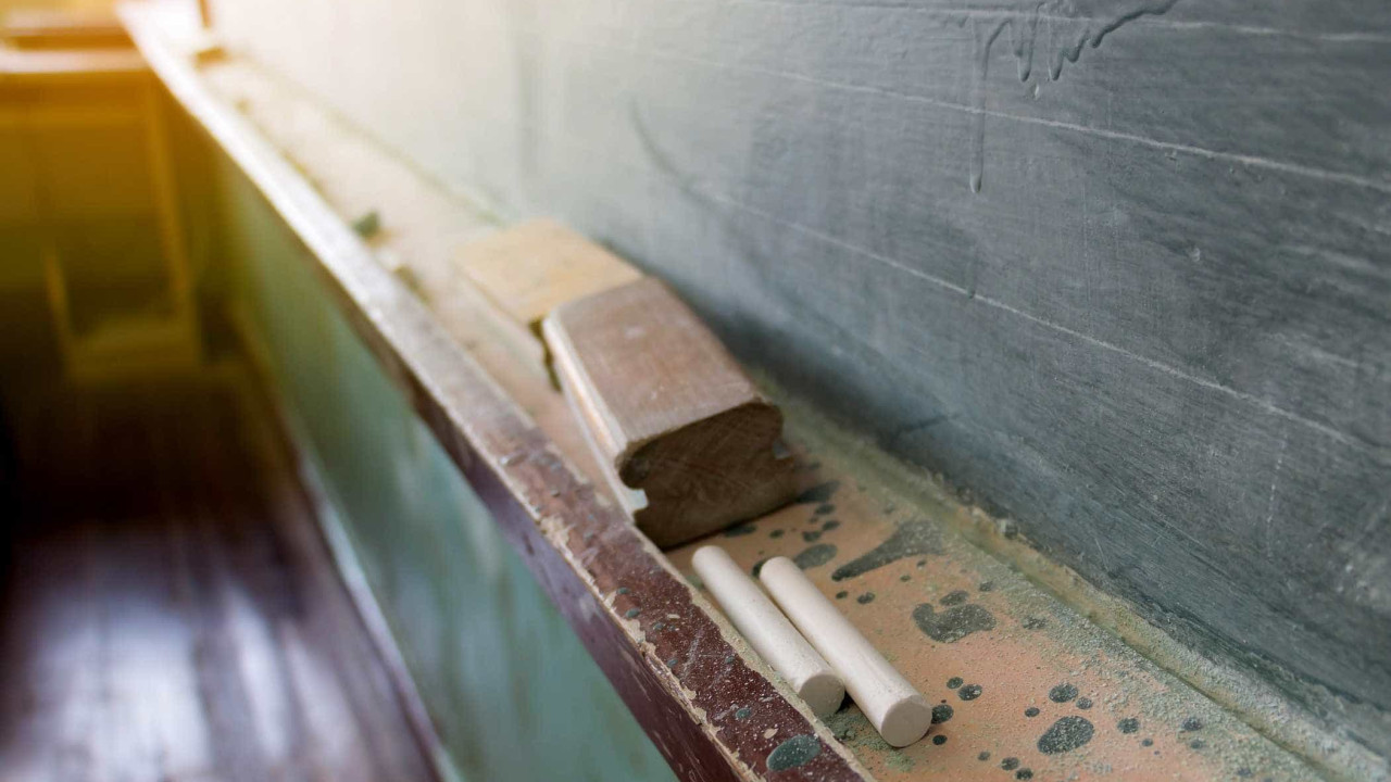 Mãe e filha detidas após agredirem diretora de escola em França