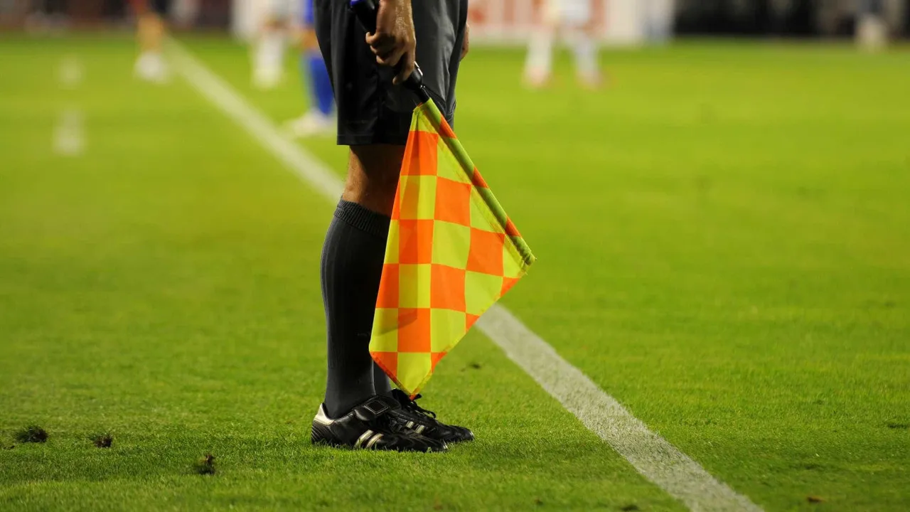 Árbitro atingido por painel no Penafiel-Alverca já teve alta hospitalar