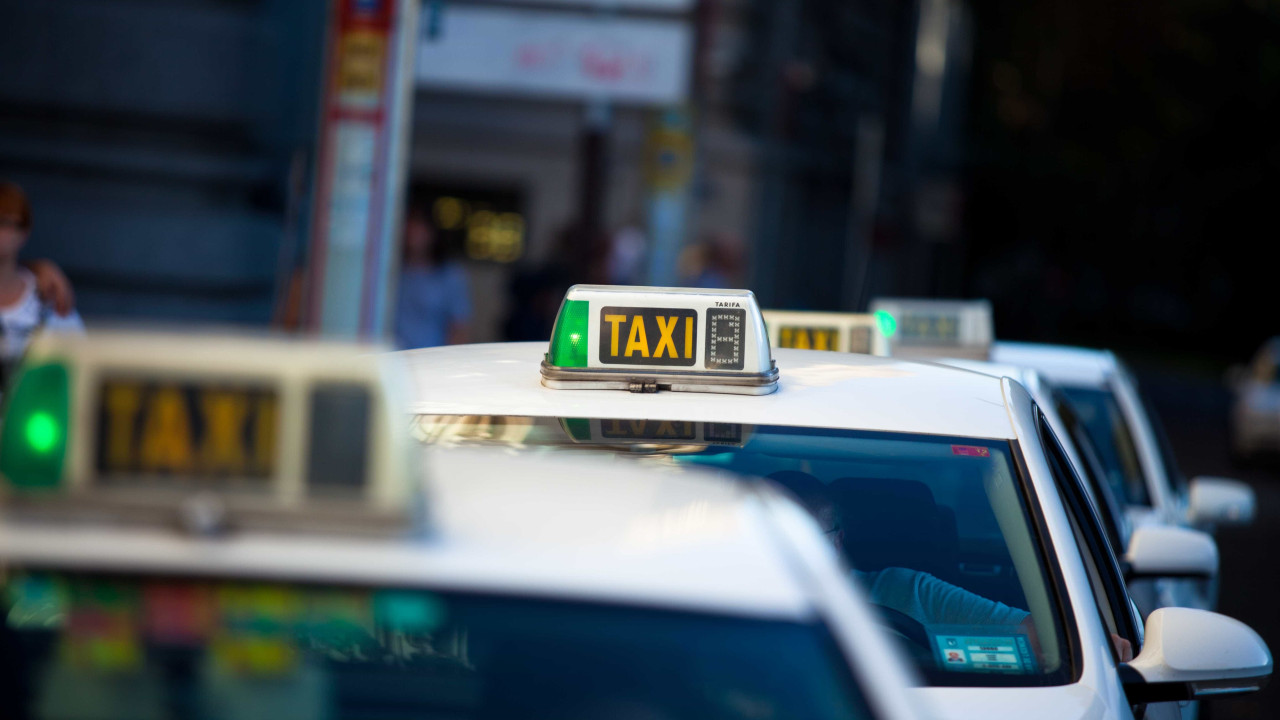 Taxista de Elvas esfaqueado &quot;no pescoço e rosto&quot; por cliente em Espanha
