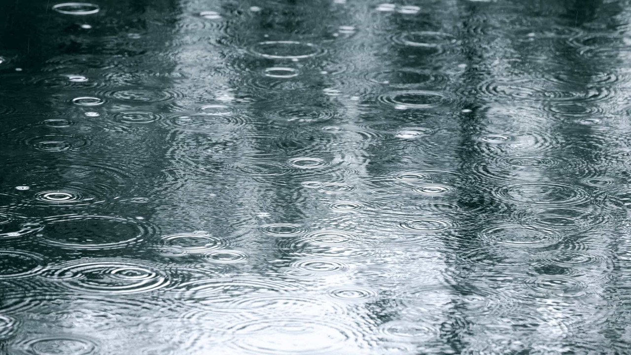 Fuerte lluvia en España deja a varias personas aisladas en Valencia