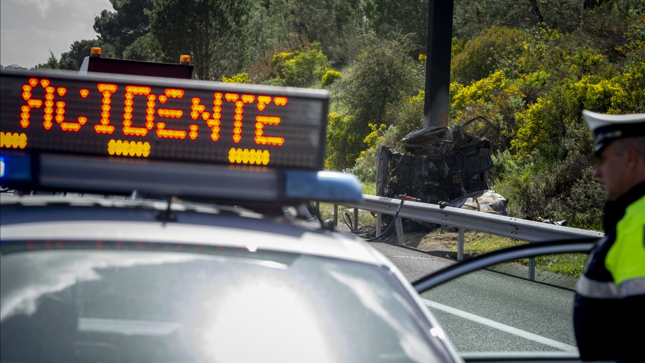 Oito feridos em acidente com pesado e ambulância na A1 em Santarém