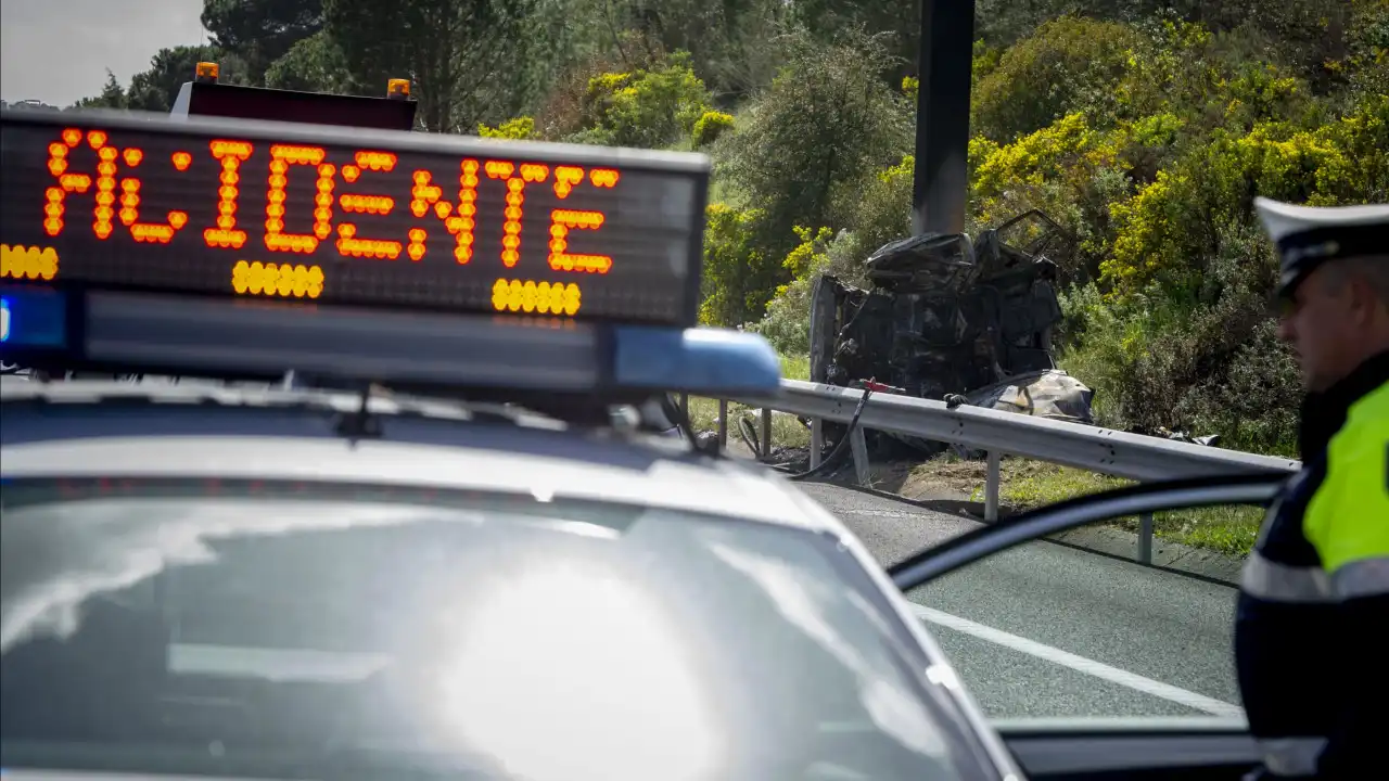 Trânsito cortado na A28 após colisão com cinco viaturas em Matosinhos