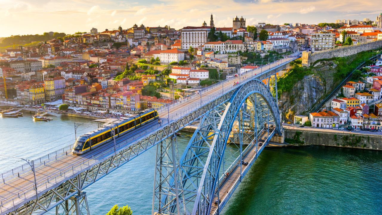 Obras mudam trânsito na Mouzinho da Silveira e Ferreira Borges no Porto