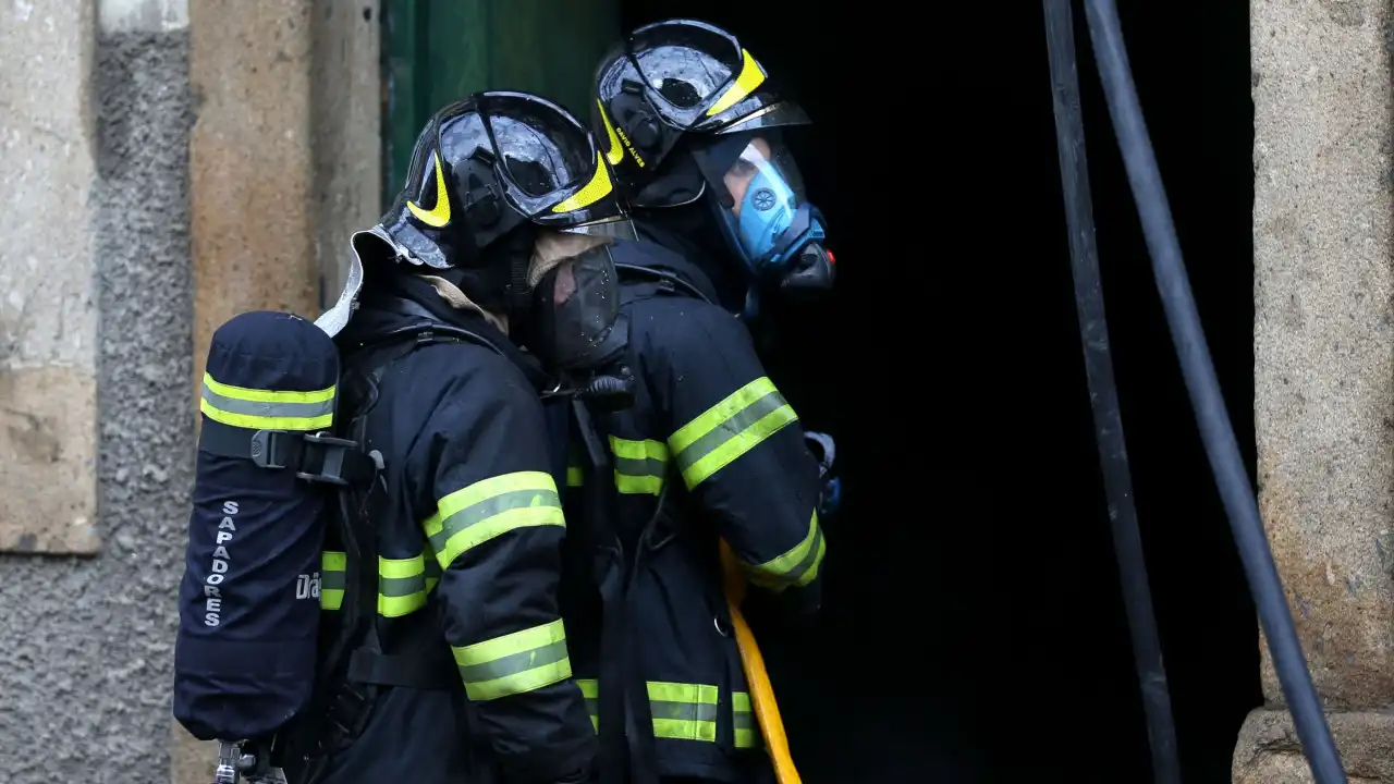 Incêndio em tendas de sem-abrigo mobiliza Sapadores do Porto