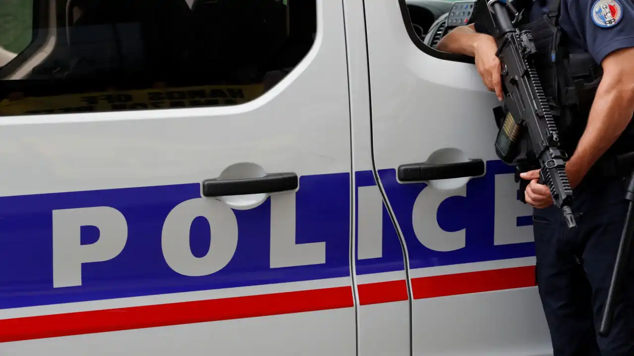 Polícia abre fogo contra homem com faca em Paris. Está em estado grave