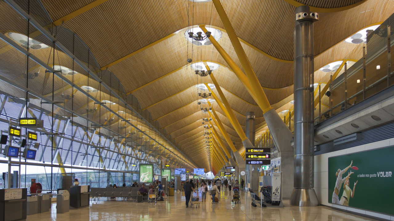 Madrid. Funcionários de aeroporto detidos por roubar bens de passageiros