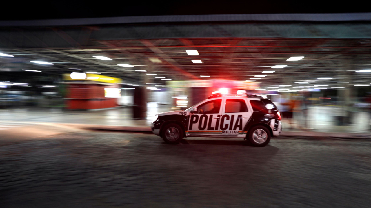 Aluga carro e acaba detido pela polícia no Brasil. Viatura era roubada