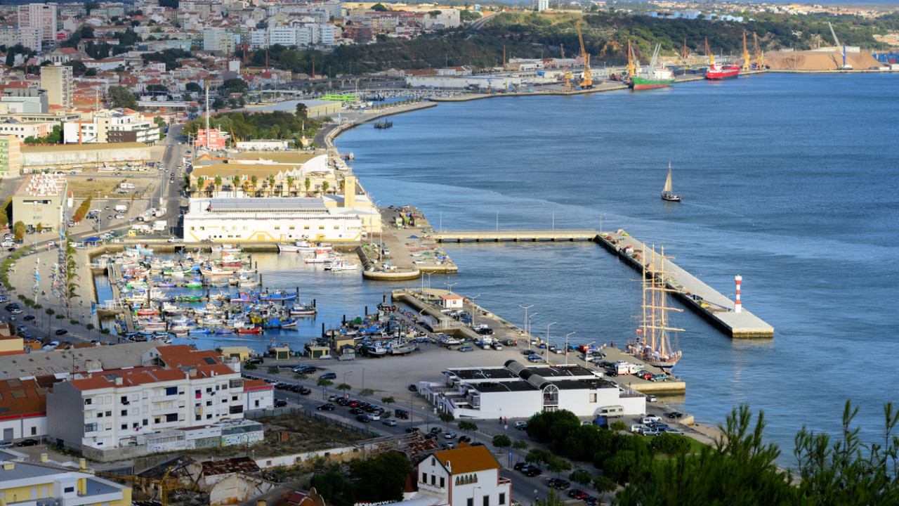 Navio de transporte de mercadorias &quot;encalhado&quot; em Setúbal