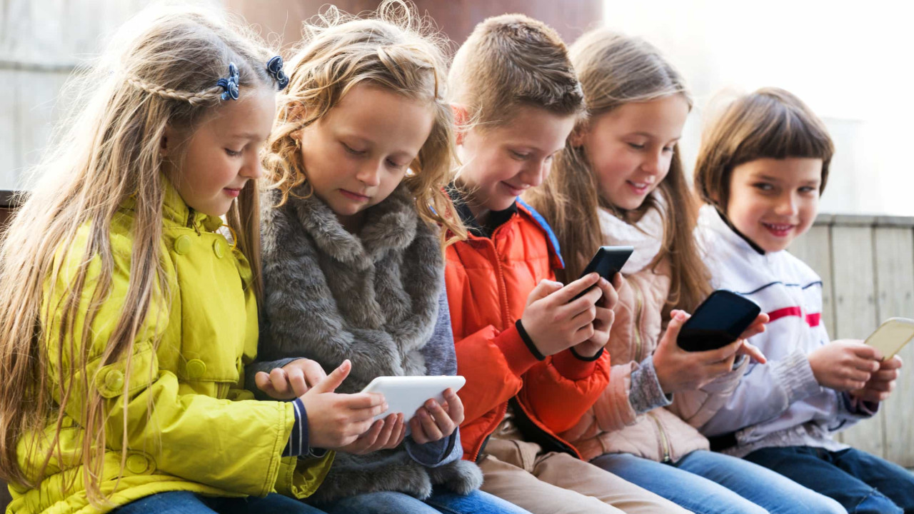 Crianças só devem ter telemóvel com 11 anos, defende estudo francês