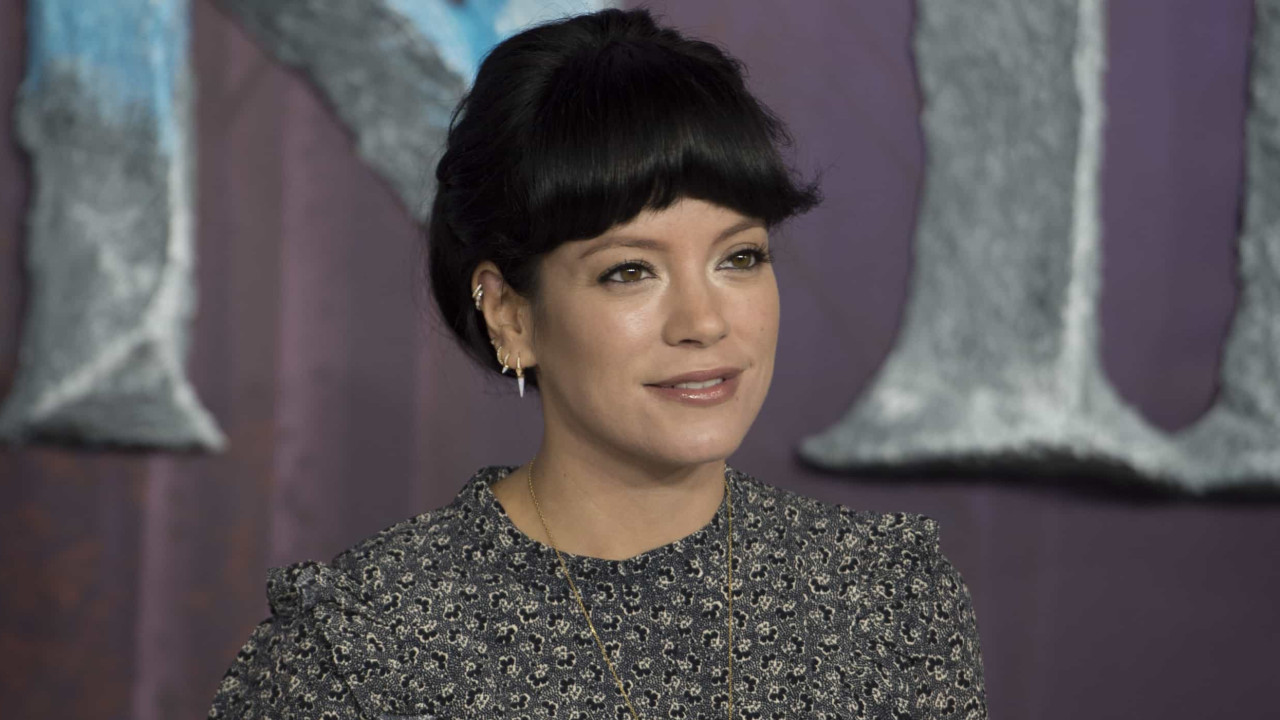 Lily Allen criticada após devolver cão por ter roído passaportes