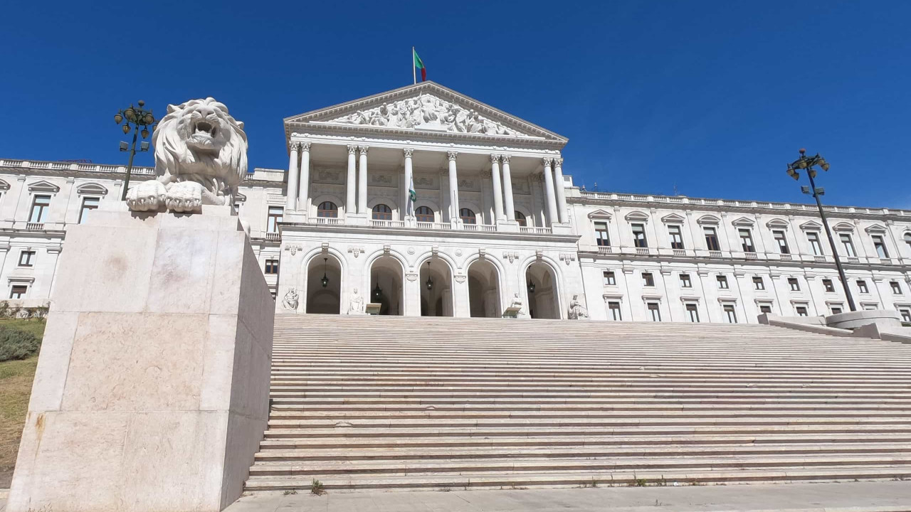 Oficiais de justiça iniciam vigília à frente da Assembleia da República