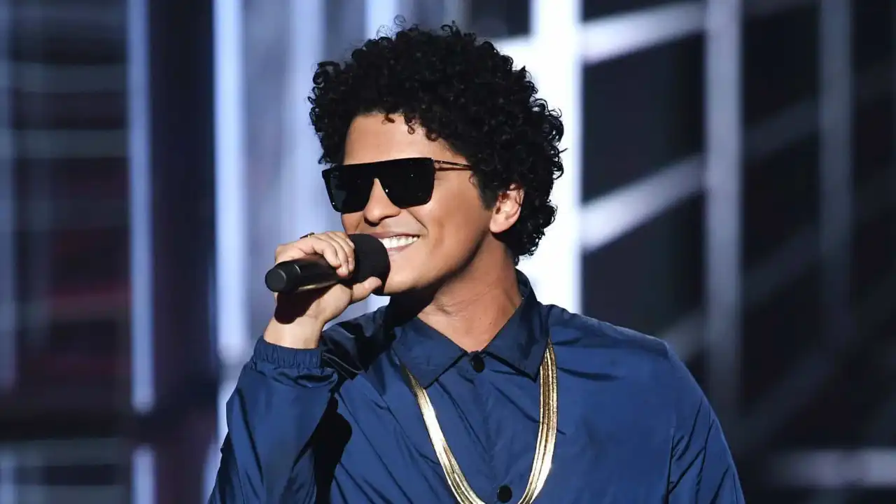 Bruno Mars revela que está solteiro durante espetáculo no Brasil