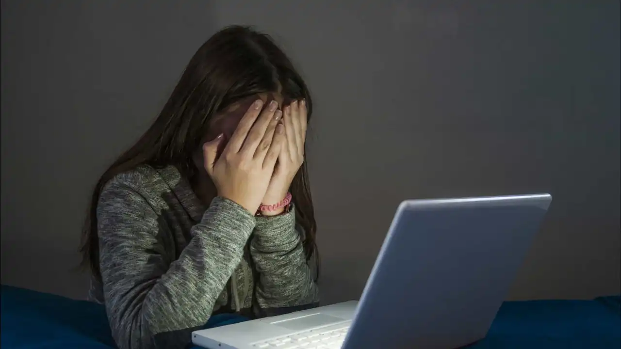 Um em cada 10 jovens foi vítima de cyberbullying muito frequentemente