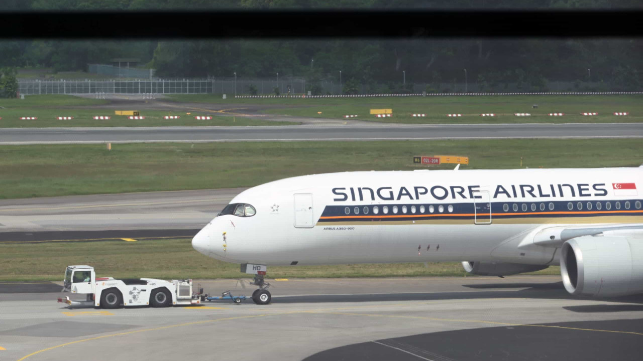Um morto em voo entre Londres e Singapura atingido por forte turbulência