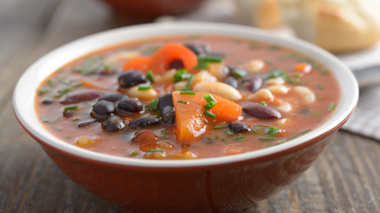 Se precisa de uma sopa de conforto, experimente esta de abóbora e feijão