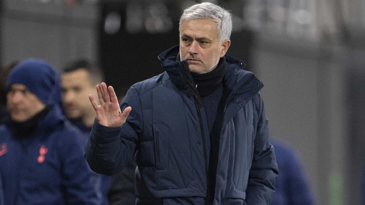 José Mourinho fala da &quot;saída ridícula&quot; do Tottenham: &quot;Não cheira bem&quot;