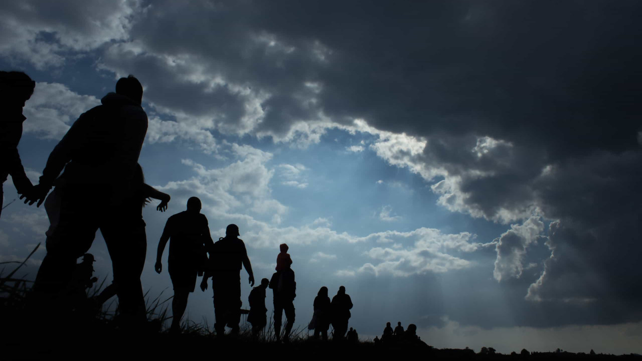 Un grupo de inmigrantes atrapados en el muro fronterizo entre Polonia y Bielorrusia
