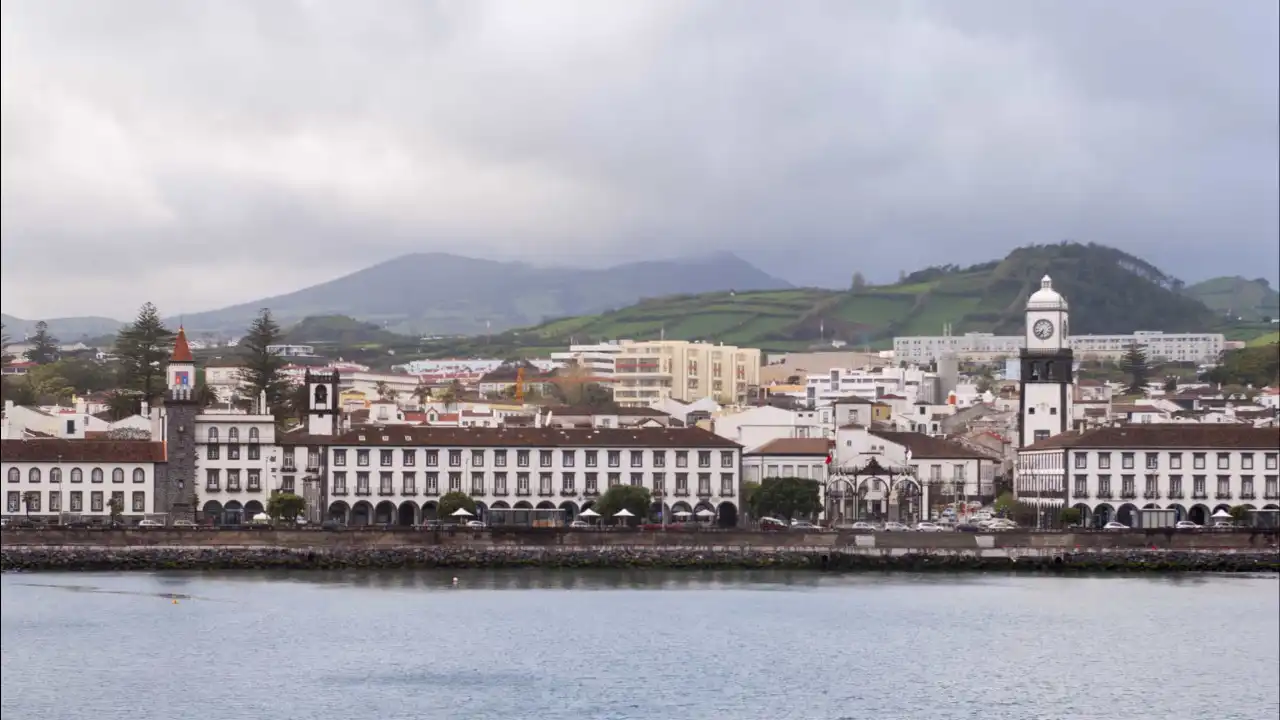 Condicionada circulação em via em Ponta Delgada por causa de árvore