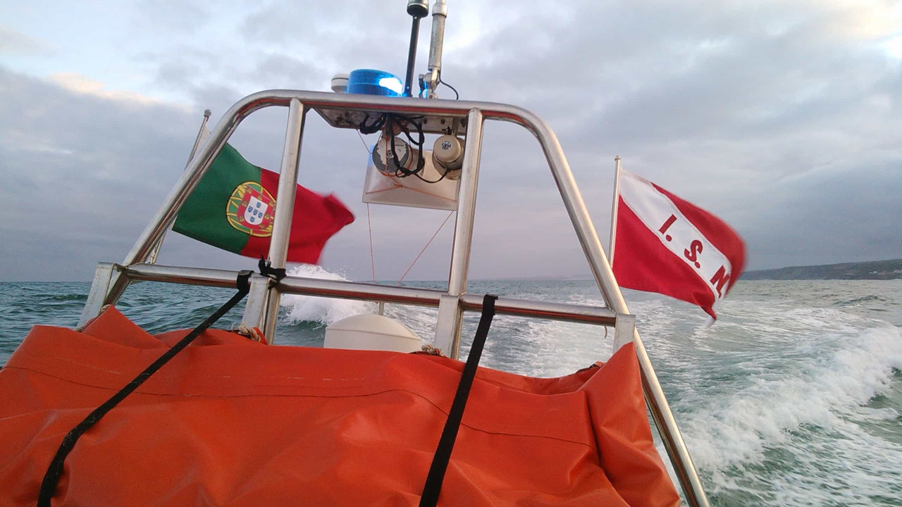 Polícia Marítima resgata surfista na praia de Santa Cruz em Torres Vedras