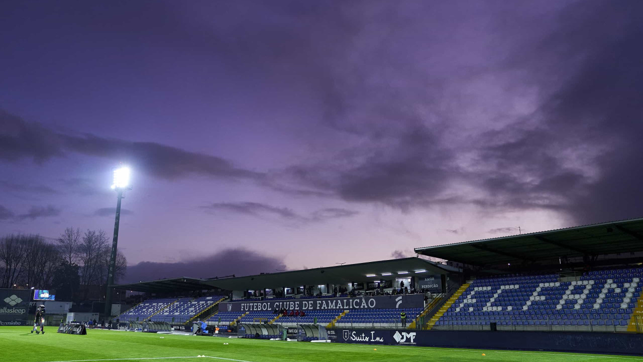 Adjunto do Deportivo transportado para hospital após jogo em Famalicão