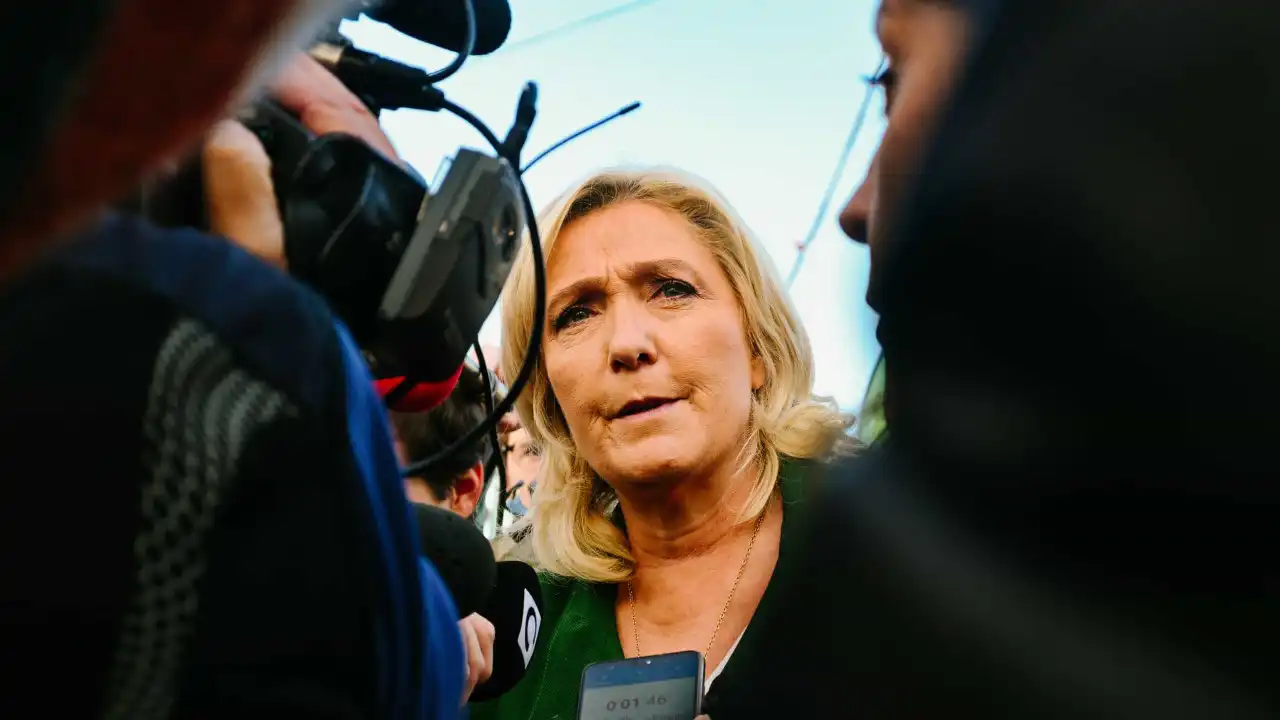 Marine Le Pen ameaça derrubar o novo Governo francês hoje apresentado