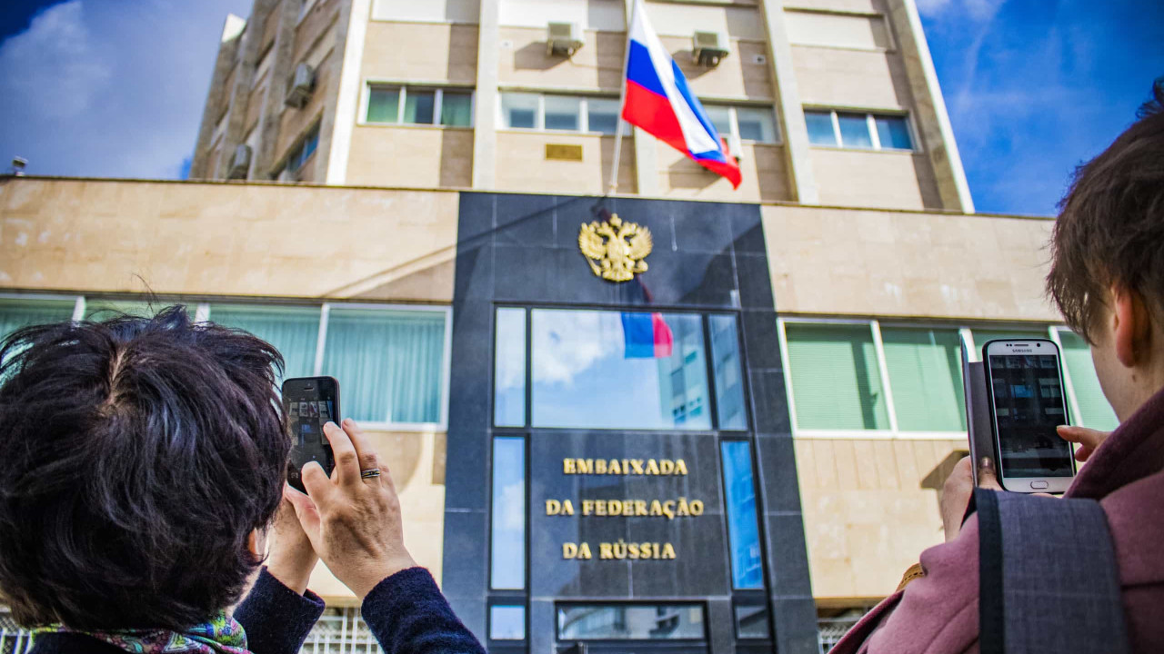 Manifestação de ucranianos frente a embaixada da Federação russa