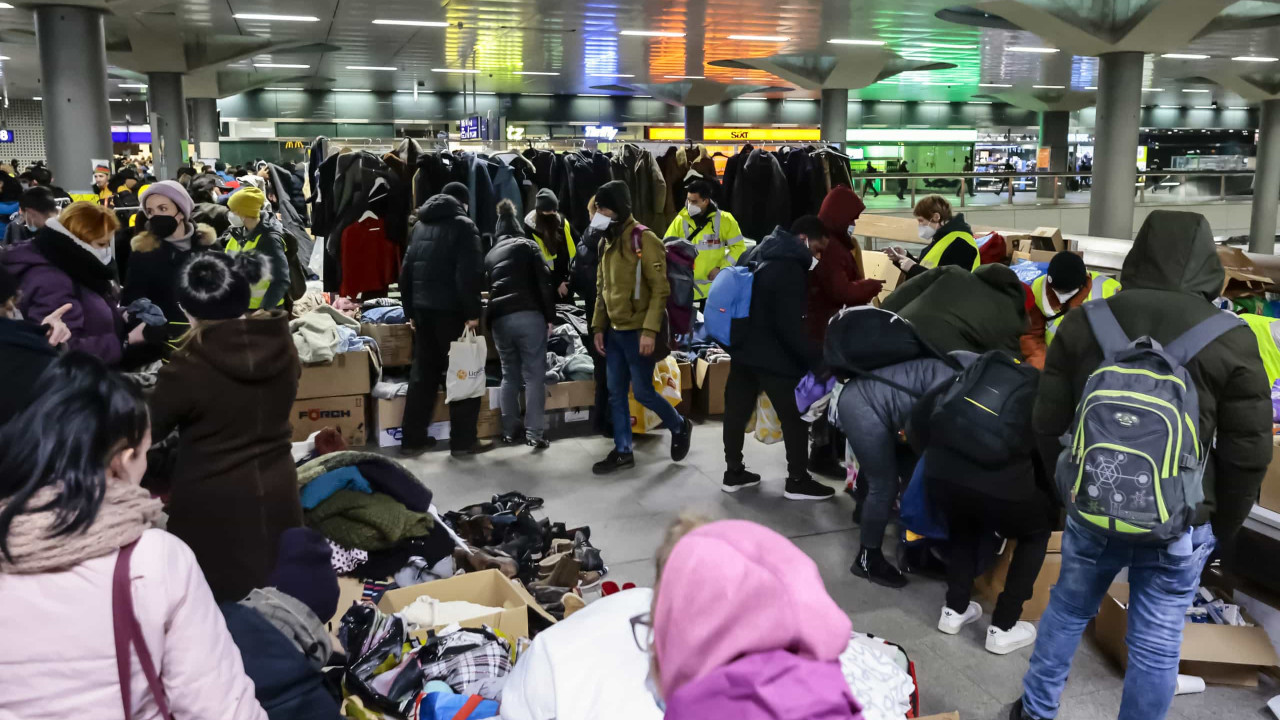 Tausende Deutsche warten am Berliner Bahnhof auf die Aufnahme von Flüchtlingen