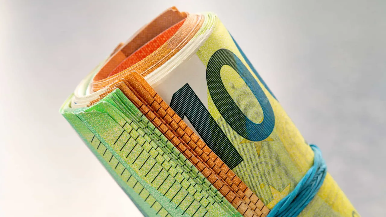 Euro sobe e ultrapassa a barreira dos 1,14 dólares