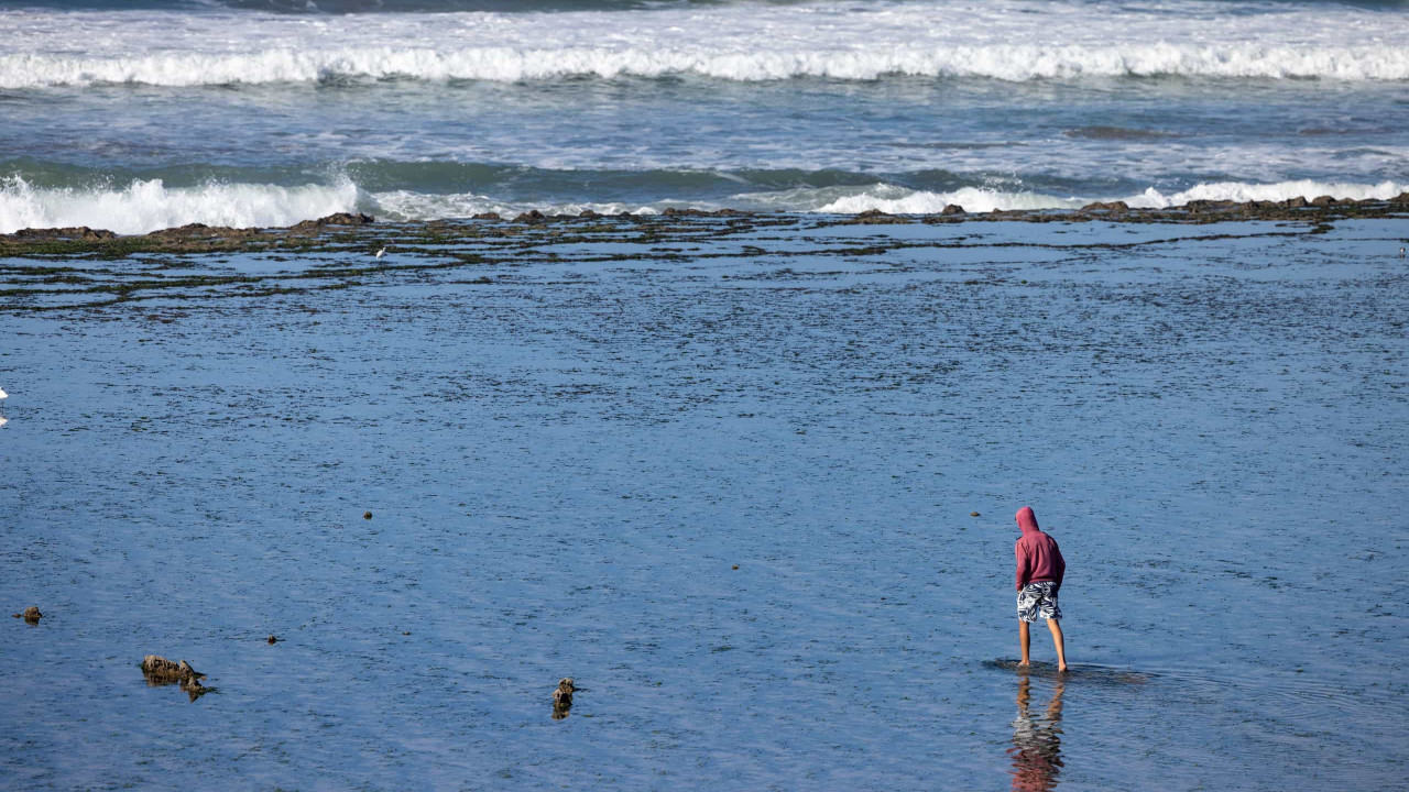 Um migrante morre na praia numa semana em que 70 entraram a nado em Ceuta