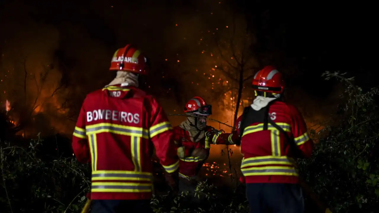 Fogo em Sedielos na Régua ameaçou casas e mobiliza 153 operacionais