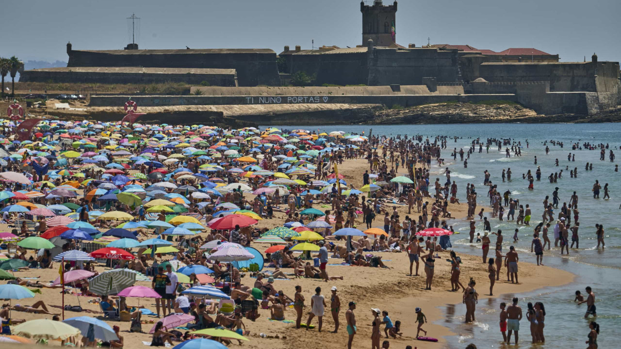 Betão. Movimentos entregam petição em defesa de zona de Carcavelos