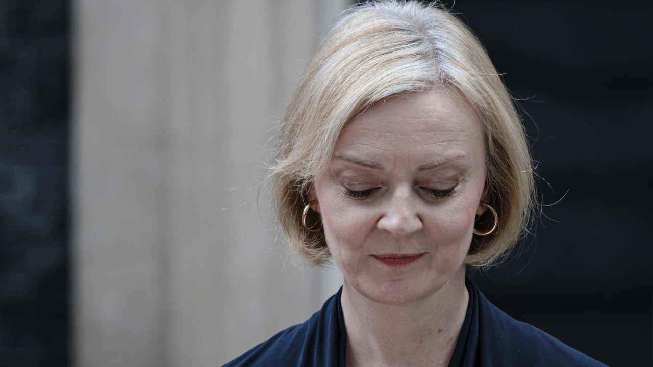 'Liz Truss vs. Alface: 2'. Nem o novo retrato se safa da 'maldição'