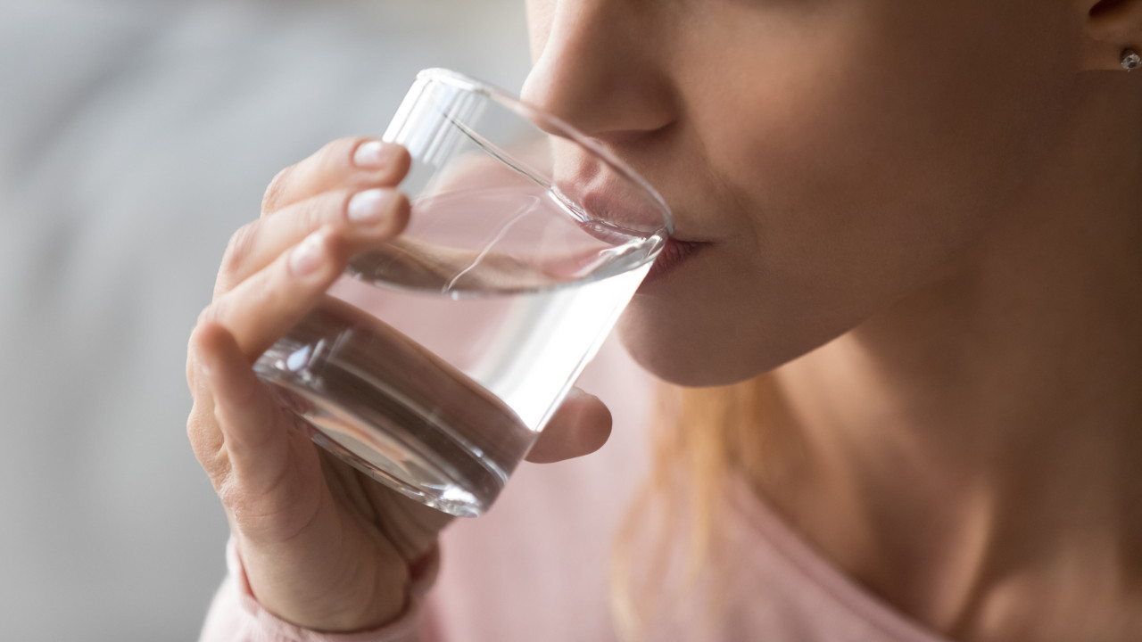 É muito provável que esteja a beber água da forma errada